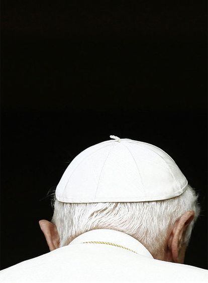 Los expertos creen que el papa Benedicto XVI está alejado de una curia en la que no confía.