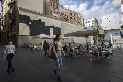 Una terraza en la Plaça dels Àngels del Raval, en Barcelona.