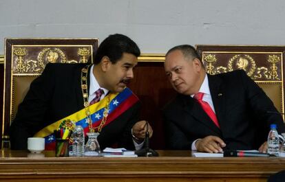 Maduro conversa con Diosdado Cabello en la Asamblea Nacional.