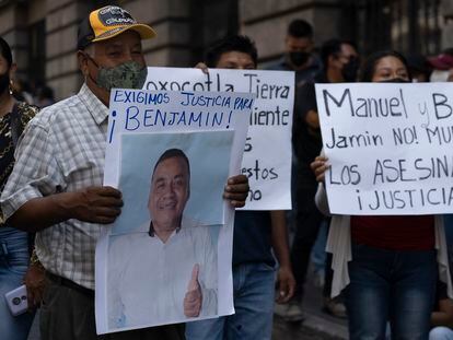 Vecinos de Xoxocotla, en una protesta en Cuernavaca, en abril, por el asesinato de sus dirigentes.