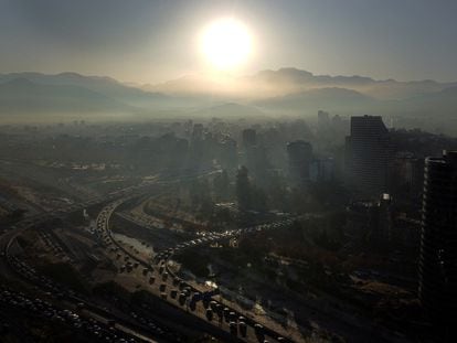 Vista de Santiago de Chile que inició la semana bajo una intensa ola de frio polar, el 12 de junio de 2023.