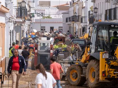 Situación de una de las calles de Lepe (Huelva) días después de que la riada del 23 de septiembre de 2021 anegara buena parte del municipio.