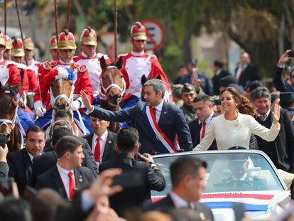 El presidente Mario Abdo Benítez y la primera dama, Silvana López Moreira, saludan a la multitud tras la toma de posesión del mando en el Congreso paraguayo.