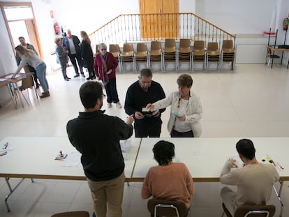 Varios vecinos de Valdepiélagos votan en el centro cultural, este sábado.