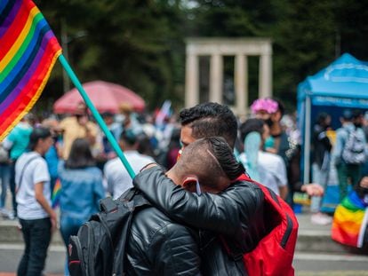 Una pareja se abraza durante una marcha en Bogotá, Colombia, el pasado 4 de julio.