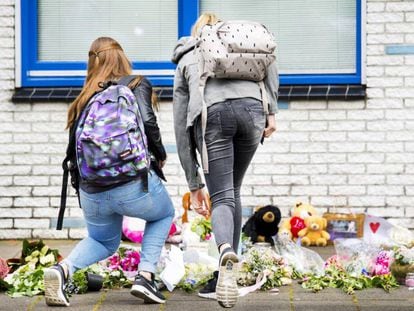 Estudiantes dejan flores y velas en la escuela Oostwende, en honor a Savannah Dekker, una de las dos niñas de 14 años cuyos cuerpos fueron localizados.