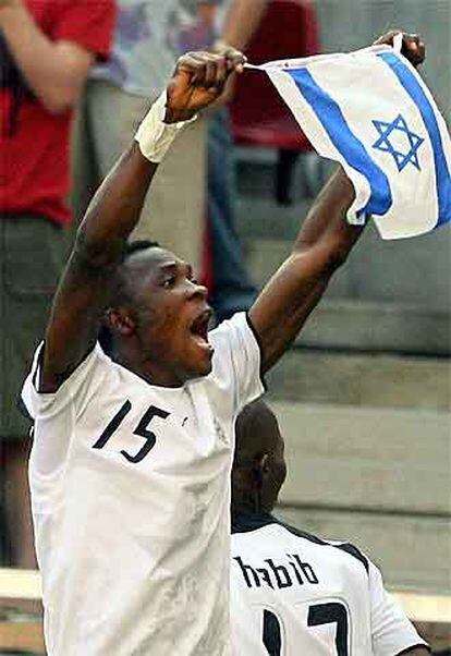 John Pantsil exhibe la bandera de Israel tras uno de los goles de Ghana.