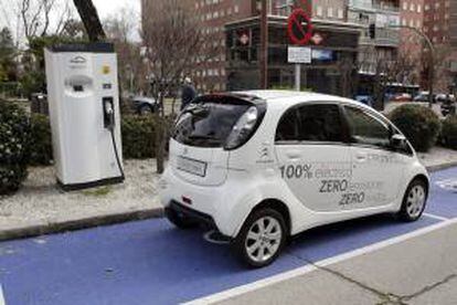 Vista de un coche eléctrico en la primera 'Metrolinera', situada al lado de la estación de metro Sainz de Baranda en Madrid. EFE/Archivo