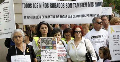 Manifestación de distintas asociaciones de niños robados en Madrid en mayo de 2012.