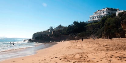 Por más que pase el tiempo Los Caños de Meca sigue destilando playas y buen rollo en el entorno del parque natural de La Breña y Marismas del Barbate. Un sendero nos traslada del asfalto a la orilla de Los Castillejos: arenal virgen, de progresivo desnivel según se aprecia en las bajamares. Desde la arena se comprueba la calidad de este rincón del Estrecho desde el que se perfila la silueta de Tánger. Su raigambre es profundamente nudista en su parte izquierda y jamás deberemos extender la toalla junto a la pared rocosa. Los más intrépidos caminan desde Castillejos 45 minutos por la base del acantilado (solo en bajamar, por tanto), y con zapatillas, hasta la cortina vegetal de Los Chorros.