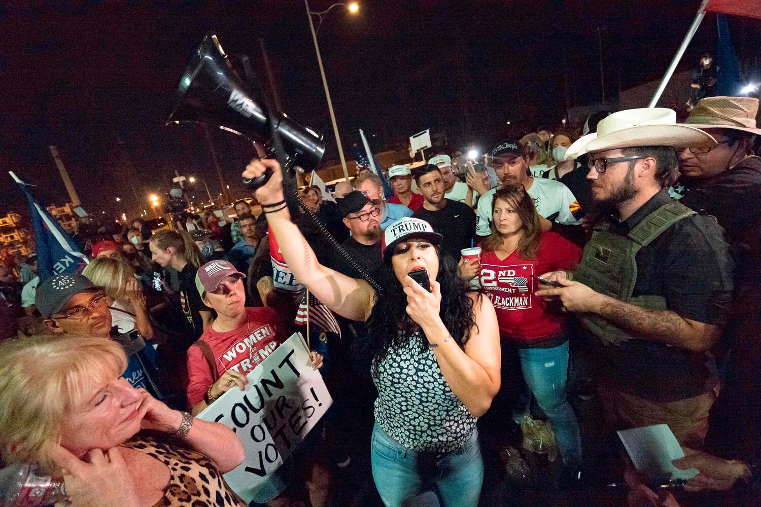 Seguidores de Trump protestan en las calles de Phoenix, Arizona.