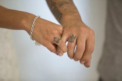 Las manos entrelazadas de Luis y Jessica, con las coronas que se tatuaron a juego, en una imagen tomada el lunes en Madrid.