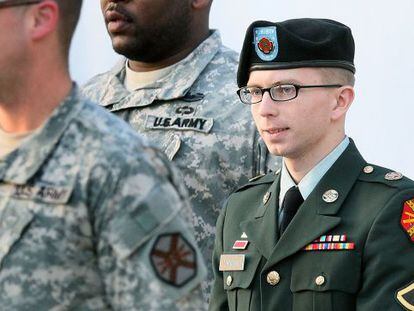 El soldado Manning se dirige a la sala del consejo de guerra, en Fuerte Meade.