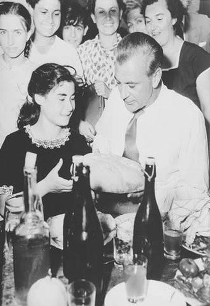 RAFFAELA Y GARY. Ella, italiana; él, de Hollywood, juntos en los años cuarenta. Los apadrinamientos de Plan se basaban en el contacto entre padrinos y ahijados.