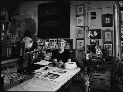 La artista Carol Rama, en su estudio.