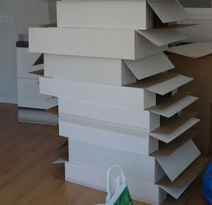 Muebles de cartón apilados que se emplean para amueblar las viviendas.