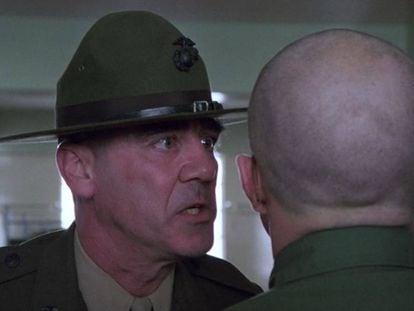 El sargento Hartman y el recluta patoso, en una escena de 'La chaqueta metálica'. En vídeo, fragmento de la película en la que se hizo famoso Lee Ermey.