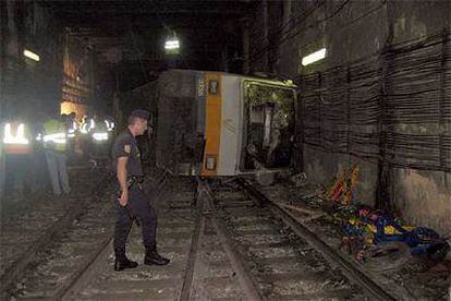El vagón de metro de Valencia en el que murieron 41 personas, volcado en el túnel en el que descarriló.