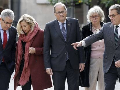 El presidente catalán, Quim Torra (centro), con los excargos inhabilitados por celebrar la consulta del 9N.