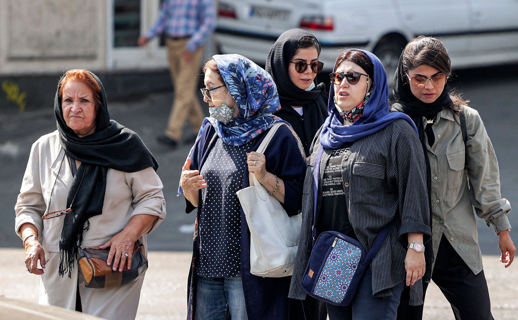 Irán se plantea posibles cambios en el uso del velo tras más de dos meses de protestas ciudadanas
