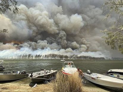 El humo provocado por los incendios forestales se puede ver detrás del lago Conjola, en Australia, este jueves.