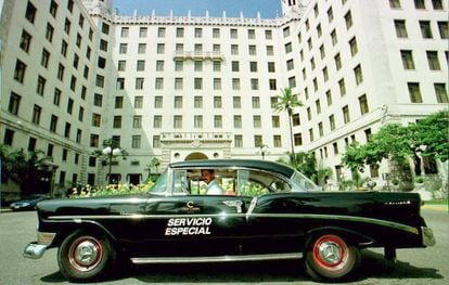 Un taxi frente al hotel Nacional en La Habana, donde se celebraron reuniones de la mafia.