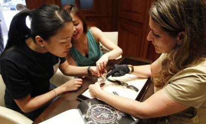 Una turista china se prueba un anillo en una joyer&iacute;a del centro de Madrid. 