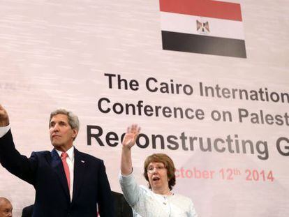 El secretario de Estado de Estados Unidos, John Kerry, y la responsable de Pol&iacute;tica Exterior de la UE, Catherine Ashton, en la conferencia de donantes para Gaza, en El Cairo. / Mohamed Abd El Ghany (Reuters)