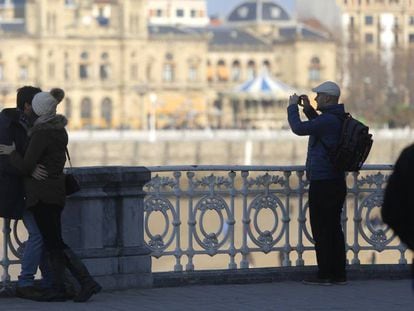 Unos turistas se fotograf&iacute;an en San Sebasti&aacute;n.