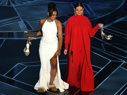 Tiffany Haddish y Maya Rudolph presentaron los premios a mejor corto con los tacones en la mano.