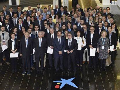 Foto de familia de la entrega de becas a la investigación y la innovación de la Fundación Bancaria La Caixa