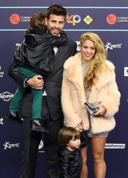 Shakira y Piqué, con sus dos hijos.