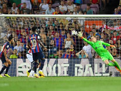 Barcelona's German goalkeeper Marc-Andre ter Stegen (R) fails to stop an offside shot from Rayo Vallecano's Colombian forward Radamel Falcao during the Spanish league football match between FC Barcelona and Rayo Vallecano de Madrid at the Camp Nou stadium in Barcelona on August 13, 2022. (Photo by Pau BARRENA / AFP)