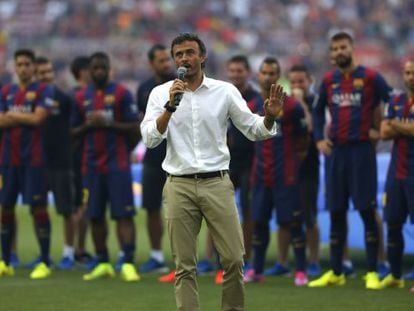 Luis Enrique se dirige a la afición. 