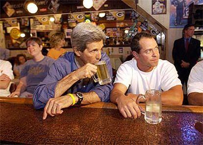 Kerry bebe una cerveza mientras ve un partido de fútbol en un bar de Wisconsin, el pasado domingo.