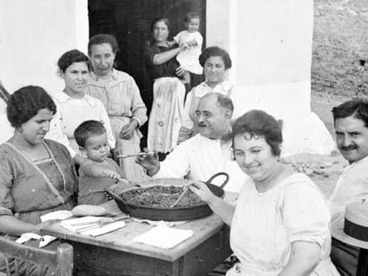 Familia zampando paella -o arroz con cosas- sin prejuicios. Cullera, 1920