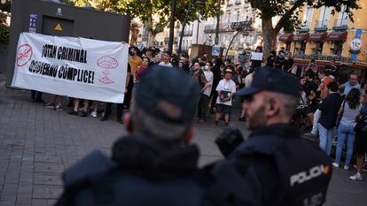 Policías controlan la manifestación contra la Cumbre de la OTAN celebrada el pasado miércoles en la plaza de Tirso de Molina, en Madrid.