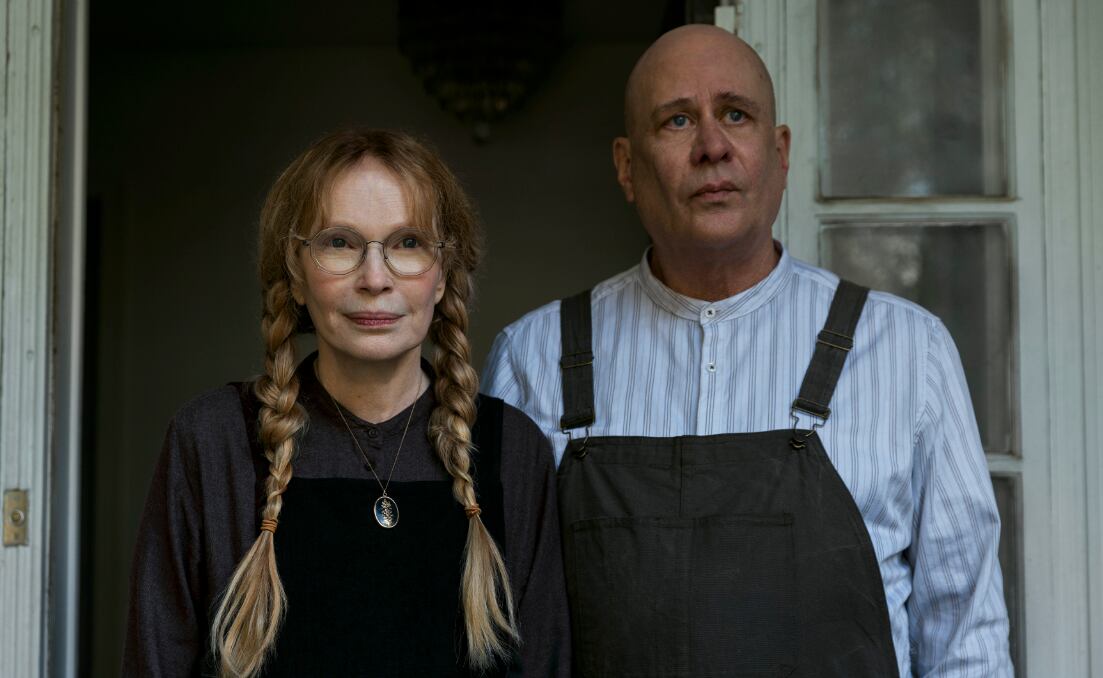 Mia Farrow y Terry Kinney interpretan a dos vecinos muy inquietantes.