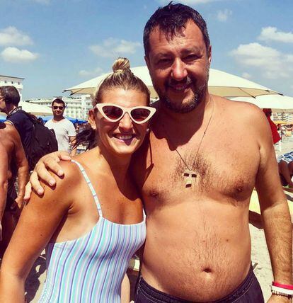 En una de las jornadas de playa de Salvini (en la imagen, fotografiado con una simpatizante de la Liga), agentes de la policía dieron una vuelta en una moto de agua policial al hijo de 16 años del ministro. Un reportero grabó la escena como pudo, en medio de insultos e intimidaciones de los guardaespaldas de Salvini, que ante la cámara se identifican como funcionarios policiales, y del propio líder de la Liga. Más tarde el ministro calificó lo sucedido como “un error de padre”. El jefe de la policía, Franco Gabrielli, afirmó una semana después que lo realmente grave no es solo el hecho de un paseo ilícito en moto de agua para el hijo del ministro, sino el ataque a la prensa, y anunció una investigación.