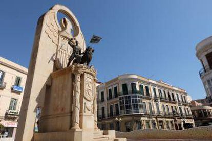 Monumento a los Héroes de España, en la plaza melillense de mismo nombre. El conjunto está formado por una parte de piedra (el águila) y una estatua de bronce (el legionario con el león).
