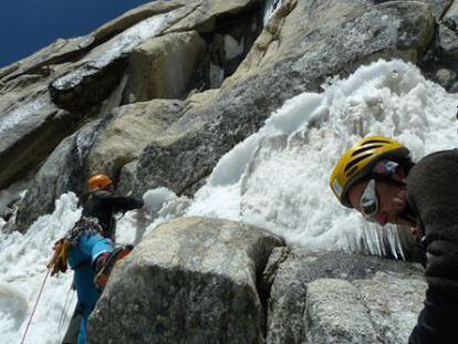 Alberto Iñurrategui escalando los primeros largos de roca.