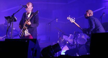 Thom Yorke y Flea, el bajista de Red Hot Chili Peppers, en un concierto con su proyecto Atoms of Peace