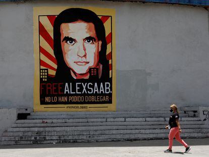 Una mujer camina por delante de un cartel de Alex Saab, en Caracas en septiembre de 2021.