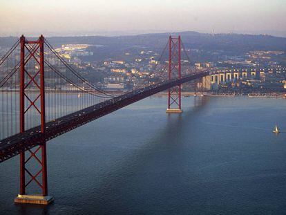 Estructura de acero del puente 25 de Abril, en Lisboa (Portugal). 