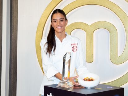 María Lo, ganadora de 'MasterChef' 10, con su trofeo.