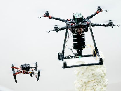 Los drones que imprimen en 3D: el 'ScanDrone' a la izquierda y el 'BuilDrone' a la derecha