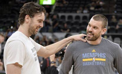 Pau y Marc, antes de un Spurs-Grizzlies, el 4 de abril.