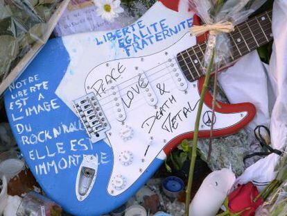Una guitarra con mensajes por la libertad o la paz, a la puerta de la sala Bataclan, uno de los escenarios de los atentados del 13-N.