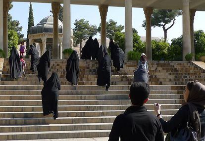 Varias mujeres ascienden las escaleras hacia la tumba de Hafez, en Shiraz.