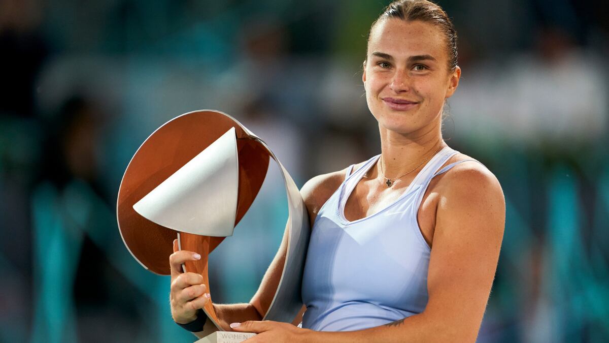 Aryna Sabalenka sosteniendo el trofeo de campeona del Mutua Madrid Open 2023.